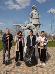 ﻿Воспитанники Новоузенского центра «Семья» провели  уборку территории возле памятника Борцам-интернационалистам